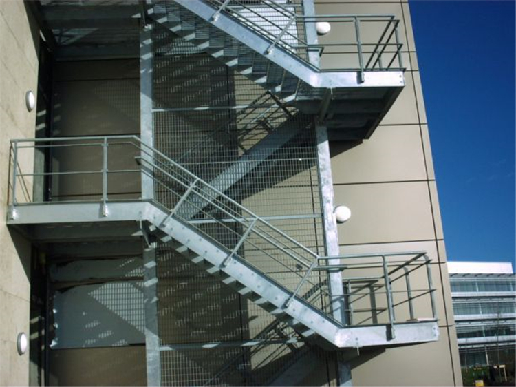 鋼格板踏步板在我們是常生活中也稱為樓梯踏步板、鋼梯踏步板、梯踏板，是用于平臺的一種樓梯板，其安裝方式有焊接聯接和螺栓聯接兩種類型，焊接固定的踏步板可以