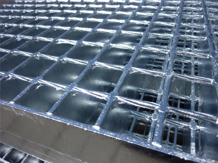 鋼格板壓焊鋼格板是由大型壓焊機生產的一種鋼格板，此種鋼格板規格寬度一般都是固定的，長度可以根據用戶的情況與施工現場壓焊鋼格板美觀實用，可滿足不同工況下