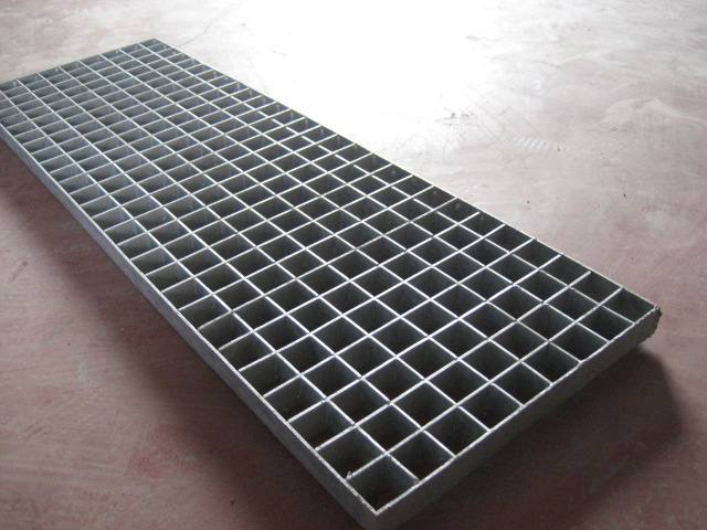 蓋板溝?蓋板溝也被稱為“溝蓋”。它由鋼格板焊接而成。它易于安裝和制造，重量輕，軸承性好，抗沖擊性好，不彎曲，排量大。經過處理，美觀耐用，防腐蝕，防銹，鑄鐵槽蓋